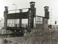 94862 Gezicht op de hefbrug over de Nieuwe Wetering in de Westkanaaldijk tussen Breukelen en Loenersloot te ...